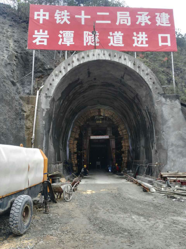 公司臺車，中鐵十二局巖潭鐵路隧道項目工地